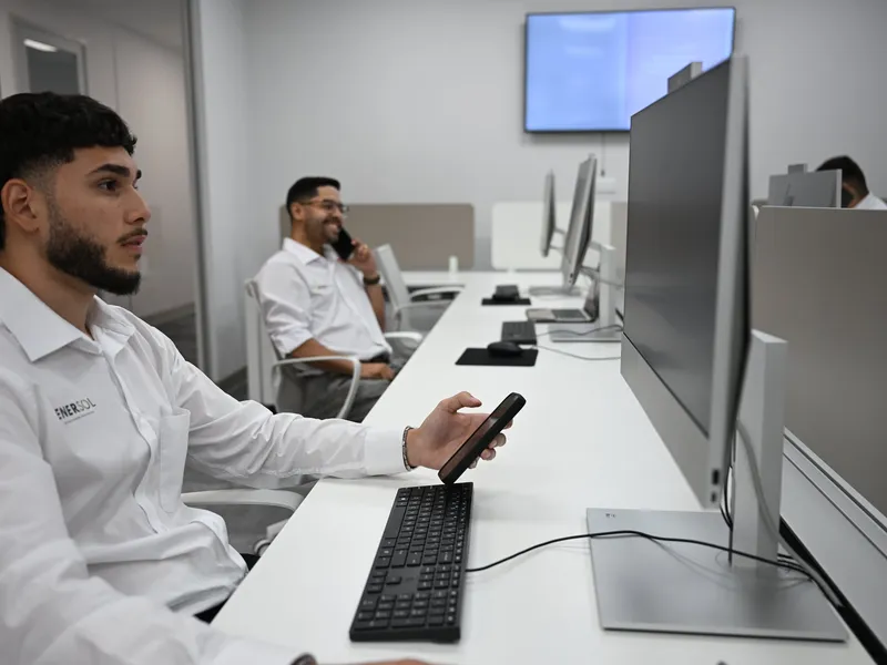 Clinica medica moderna con paneles solares en el techo
