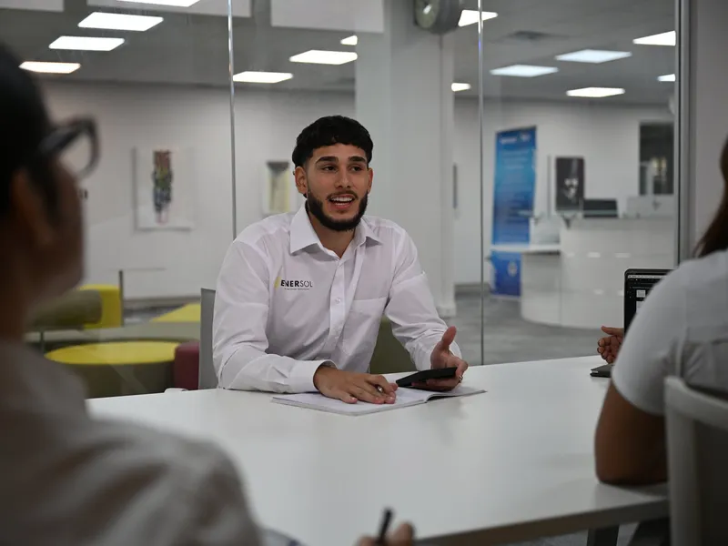 Hotel boutique con paneles solares y vista al mar