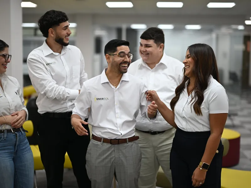 Momento espontáneo del equipo de Enersol en la oficina