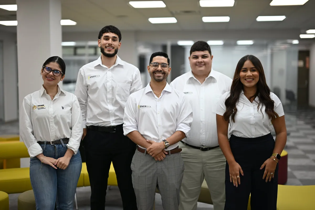 Foto grupal del equipo de Enersol en la oficina