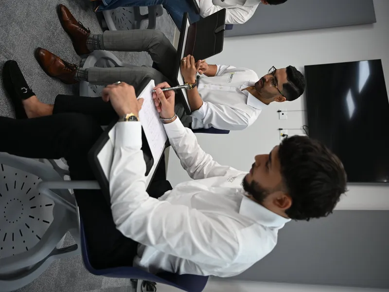 Oficina moderna de tecnologia con paneles solares