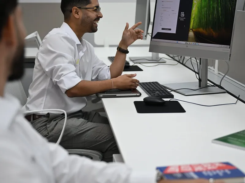 Paneles solares en el techo de un negocio comercial