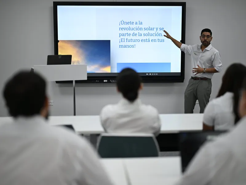 Paneles solares en una finca agricola de Puerto Rico