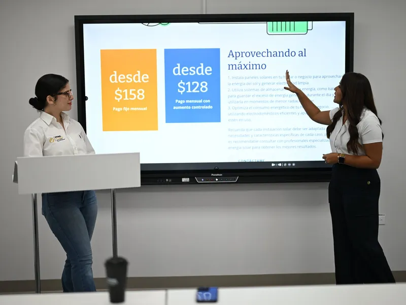 Familia puertorriquena revisando opciones de energia solar