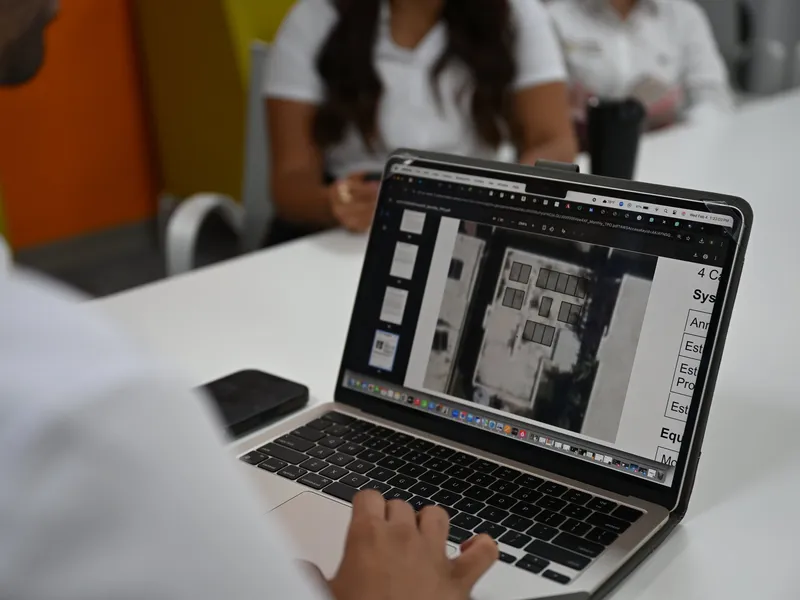 Paneles solares en un edificio residencial multifamiliar en San Juan