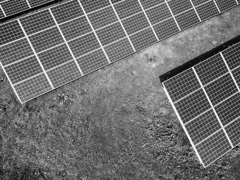 Paneles solares montados en tierra en una propiedad en las montanas de Adjuntas