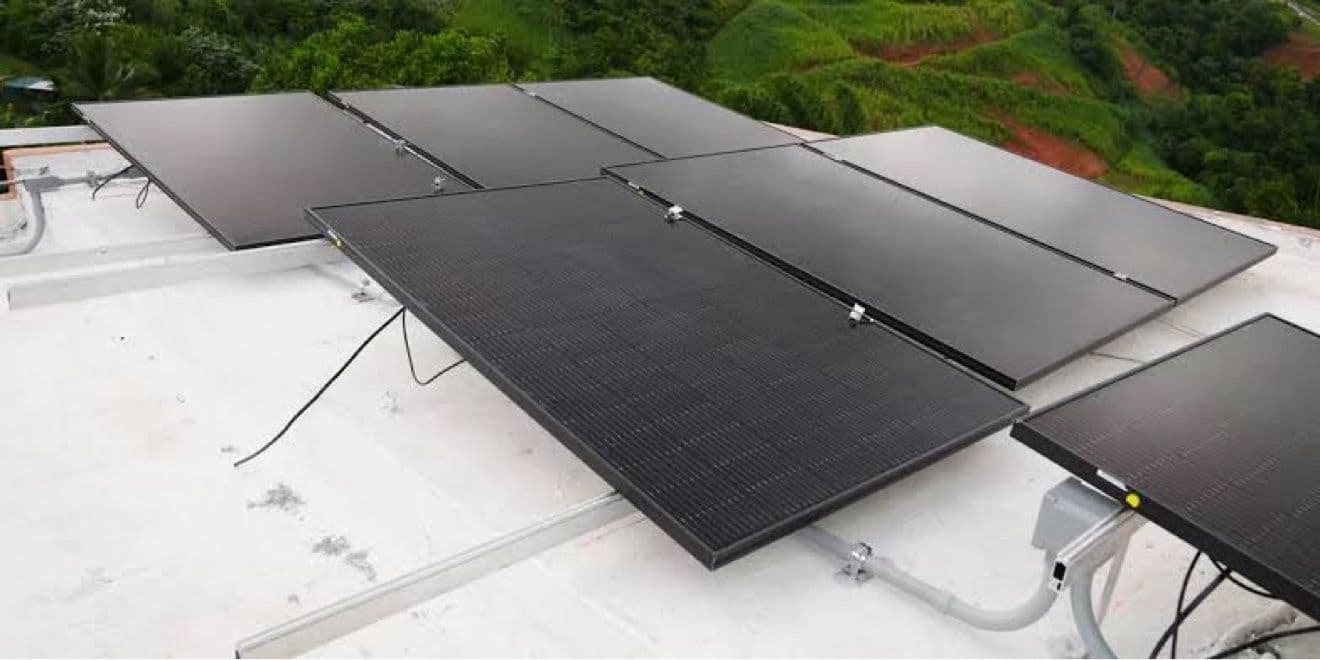 Paneles solares instalados en un techo en Puerto Rico